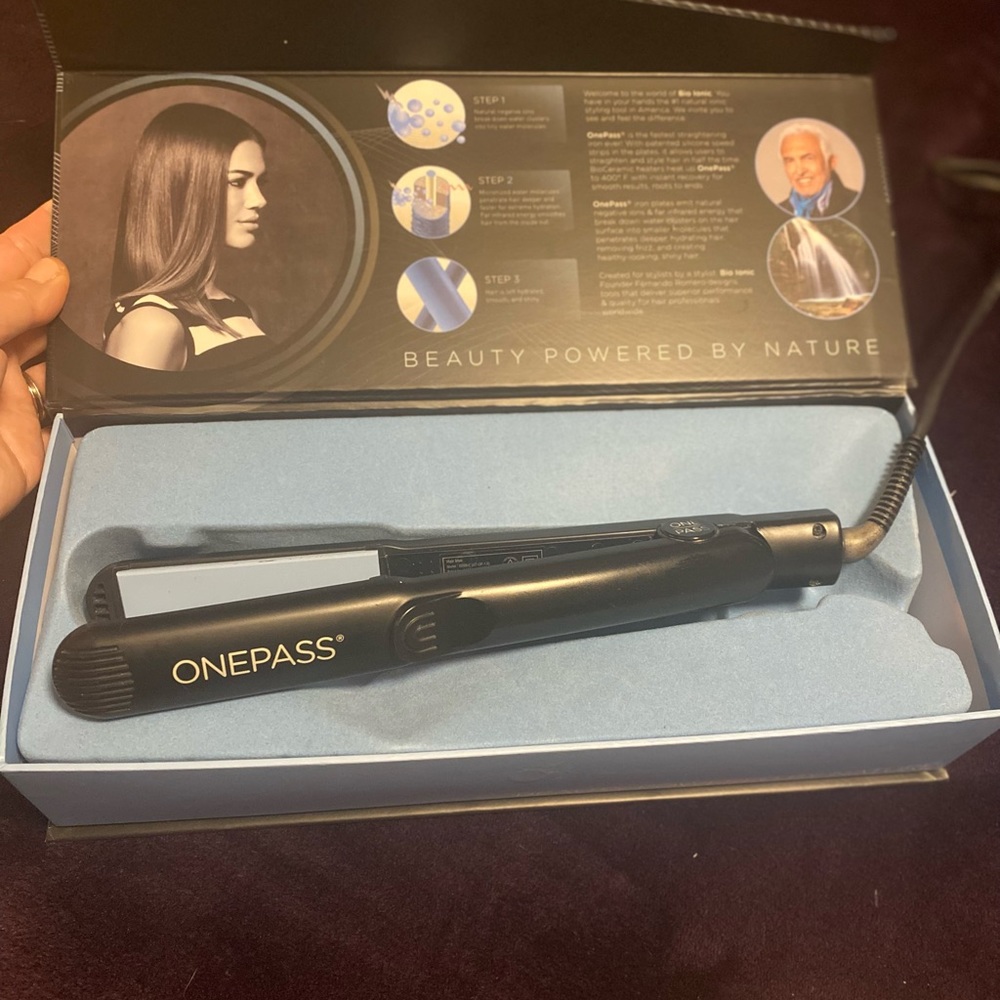 Bio Ionic OnePass Straightening Iron in Black